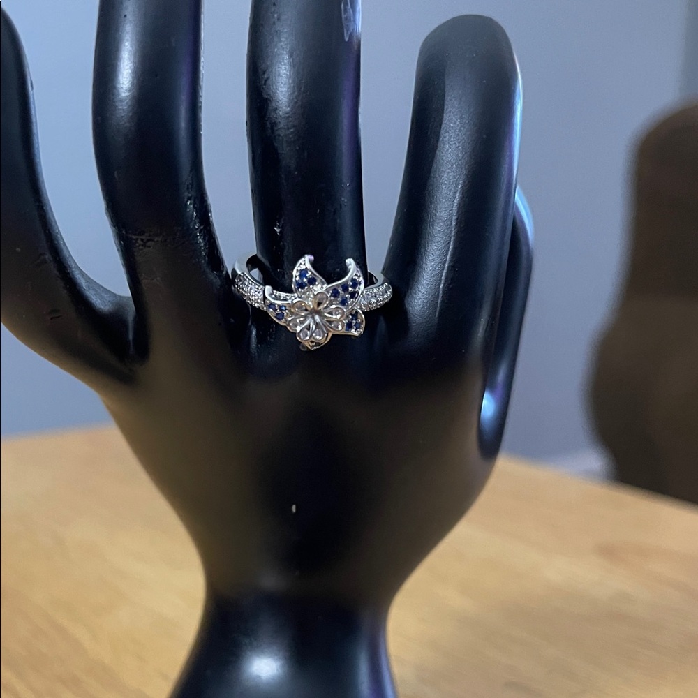 Elegant Silver Flower Ring
